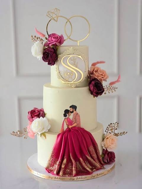 Cake with fresh strawberries and flowers