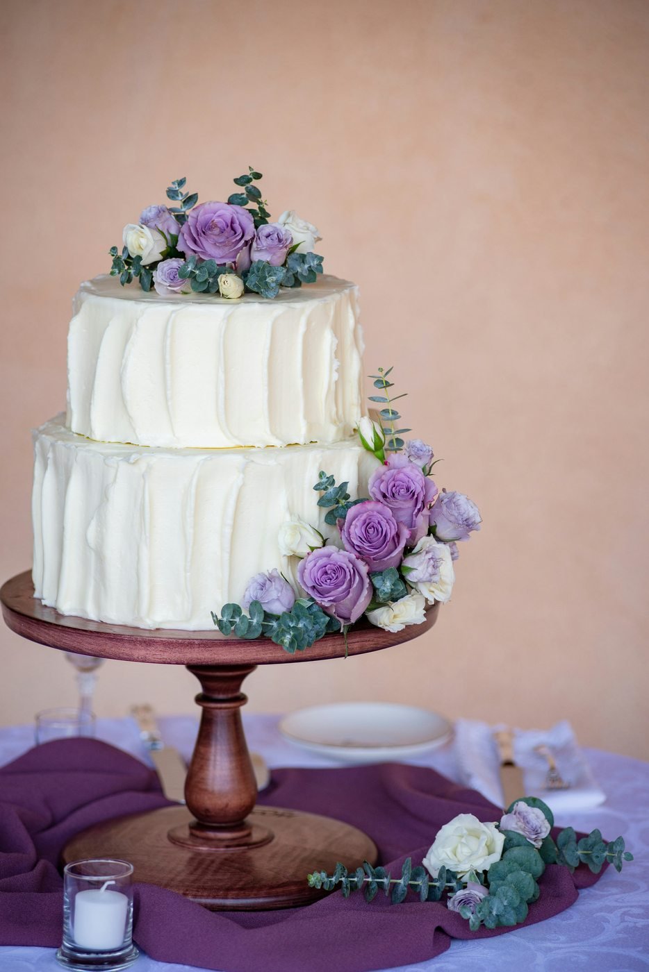 White cake with pink roses